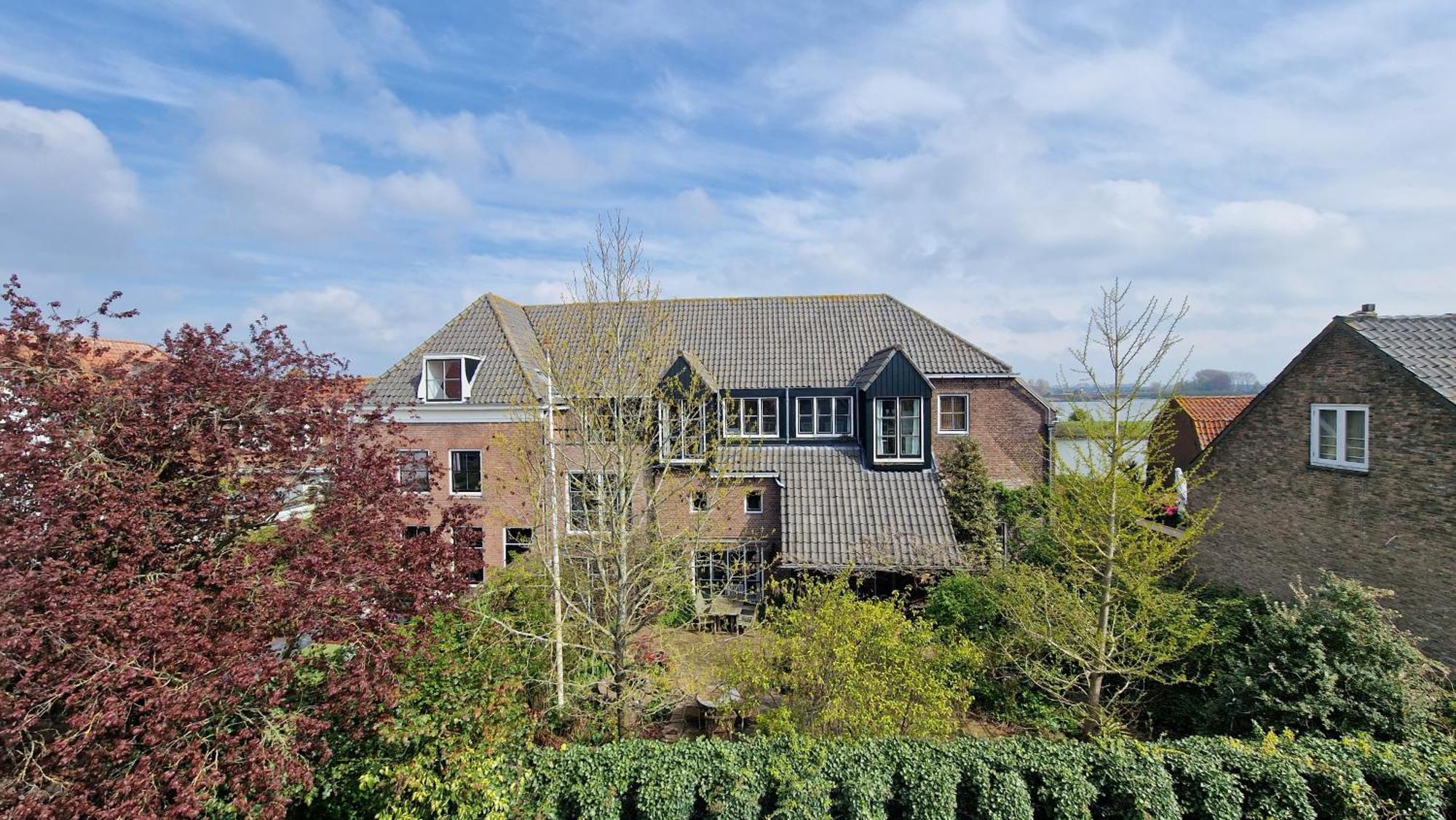 Waar Maas & Waal..... Apartamento Woudrichem Exterior foto